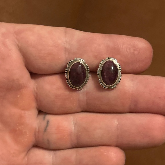 Sterling silver Native American purple spiny oyster signed post back earrings - Picture 7 of 9